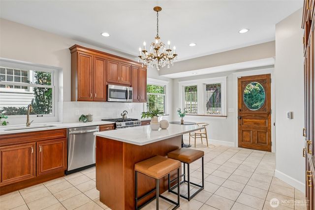5260 16th Avenue NE, Seattle, WA 98105