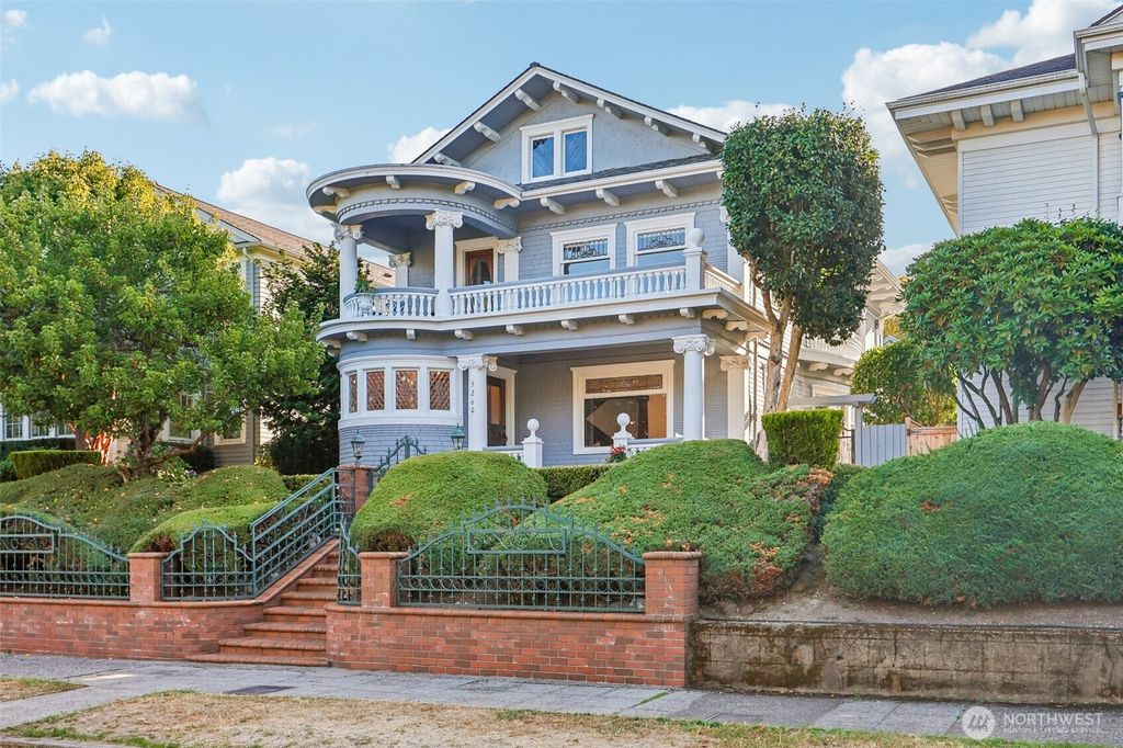 5260 16th Avenue NE, Seattle, WA 98105