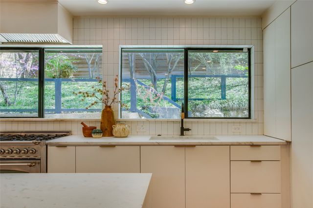 406 S Ravinia Drive, Dallas, TX 75211