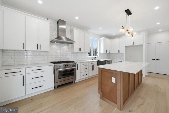 10 CHURCHVILLE LN, Churchville, PA 18966