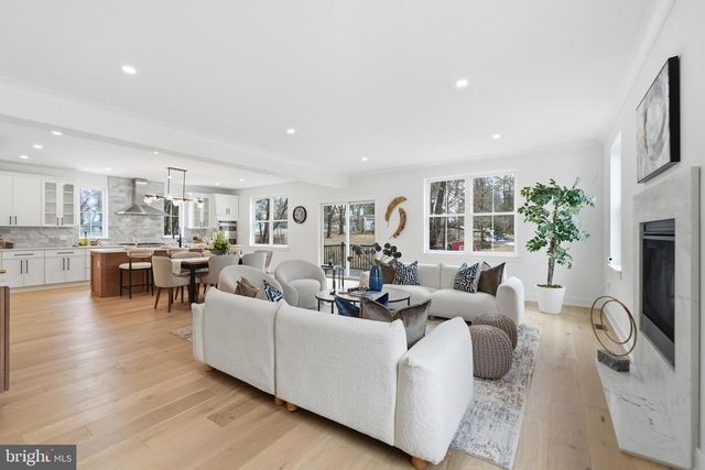 10 CHURCHVILLE LN, Churchville, PA 18966