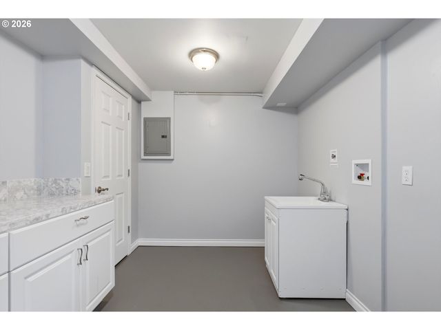 10055 Sw INEZ St, Portland, OR 97224