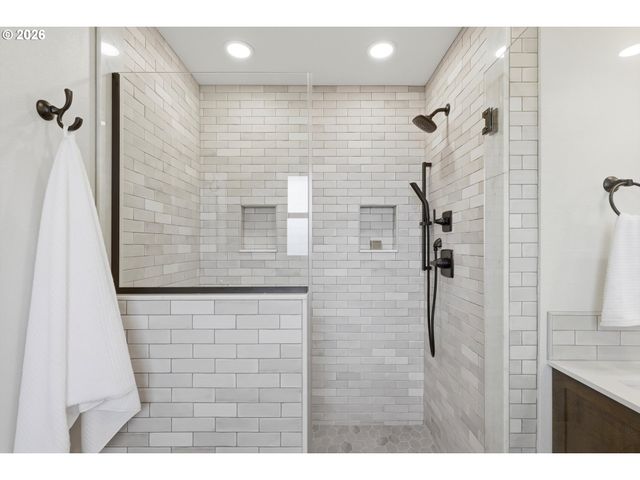 10055 Sw INEZ St, Portland, OR 97224
