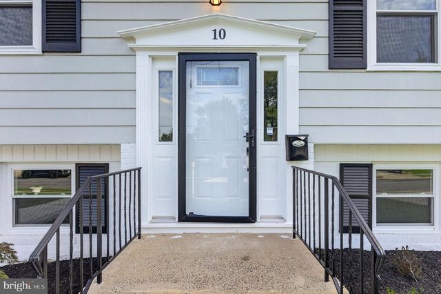 10 COBBLESTONE RD, Cherry Hill, NJ 08003