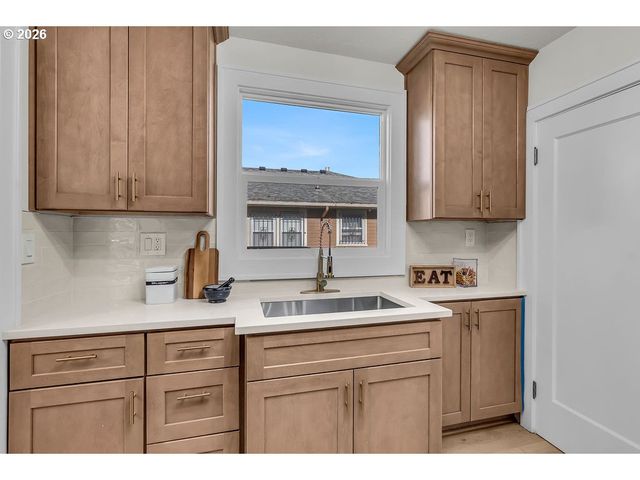 7824 Se YAMHILL St, Portland, OR 97215