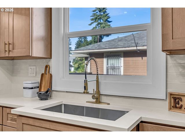 7824 Se YAMHILL St, Portland, OR 97215