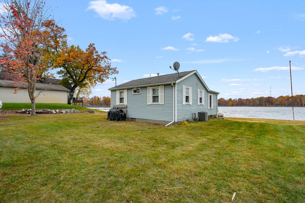 41758 N Park Street, Paw Paw, MI 49079