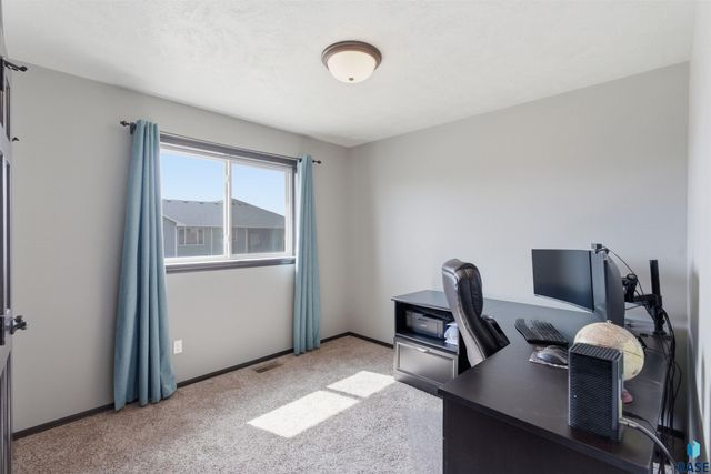 6733 42nd St Street, Sioux Falls, SD 57110