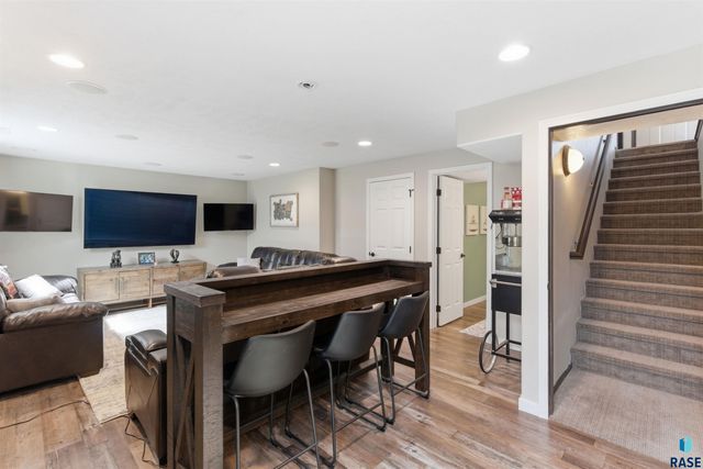 6733 42nd St Street, Sioux Falls, SD 57110