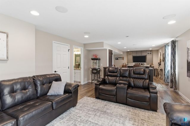 6733 42nd St Street, Sioux Falls, SD 57110