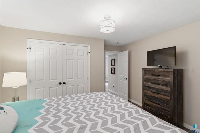 6733 42nd St Street, Sioux Falls, SD 57110