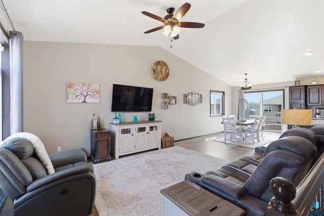 6733 42nd St Street, Sioux Falls, SD 57110