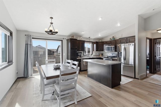 6733 42nd St Street, Sioux Falls, SD 57110