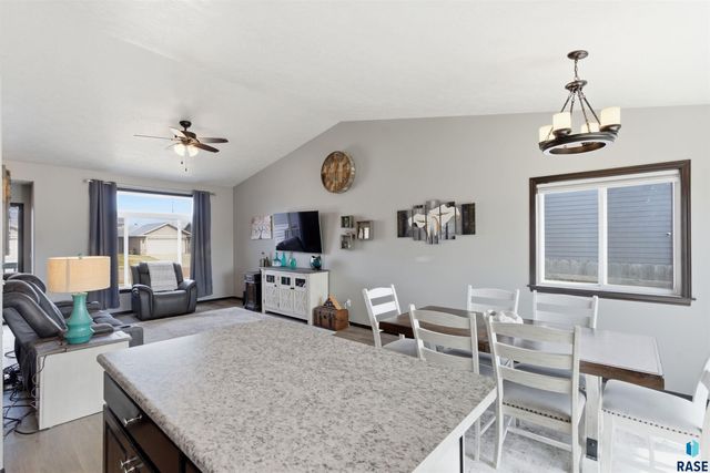 6733 42nd St Street, Sioux Falls, SD 57110