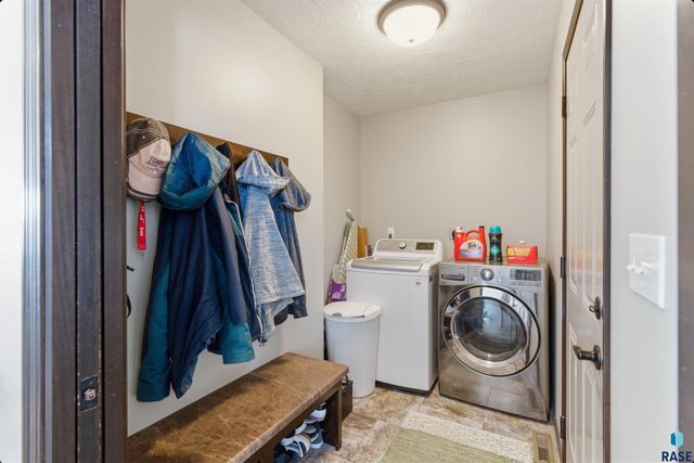 6733 42nd St Street, Sioux Falls, SD 57110