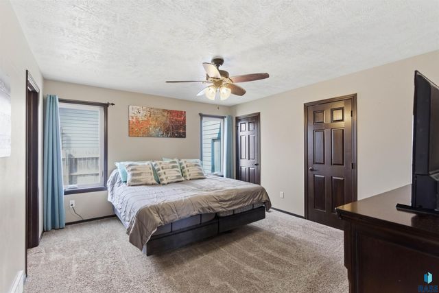 6733 42nd St Street, Sioux Falls, SD 57110