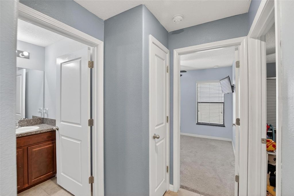 Image 25 of property listing at 12720 HAMPTON HILL DRIVE, Riverview, FL 33578