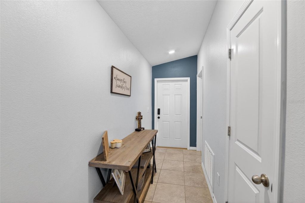 Image 5 of property listing at 12720 HAMPTON HILL DRIVE, Riverview, FL 33578