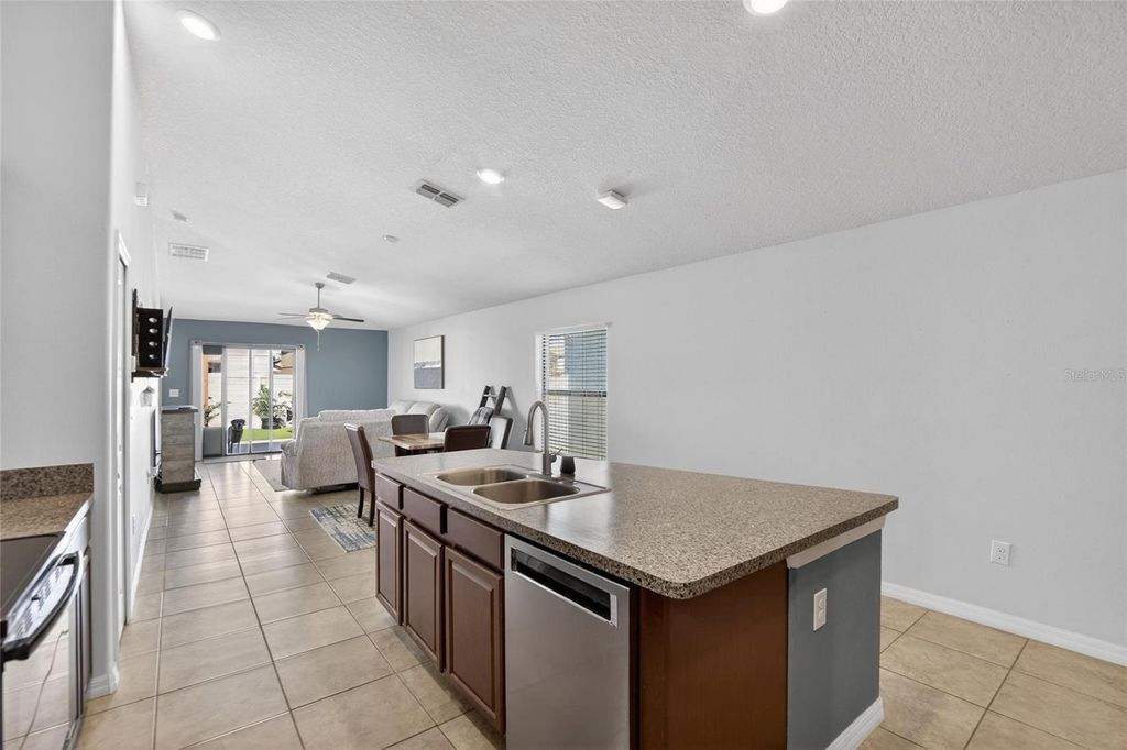 Image 6 of property listing at 12720 HAMPTON HILL DRIVE, Riverview, FL 33578