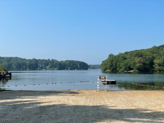 32 Hibernia Rd, Rockaway Twp., NJ 07866