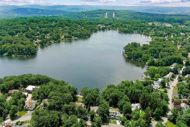 32 Hibernia Rd, Rockaway Twp., NJ 07866