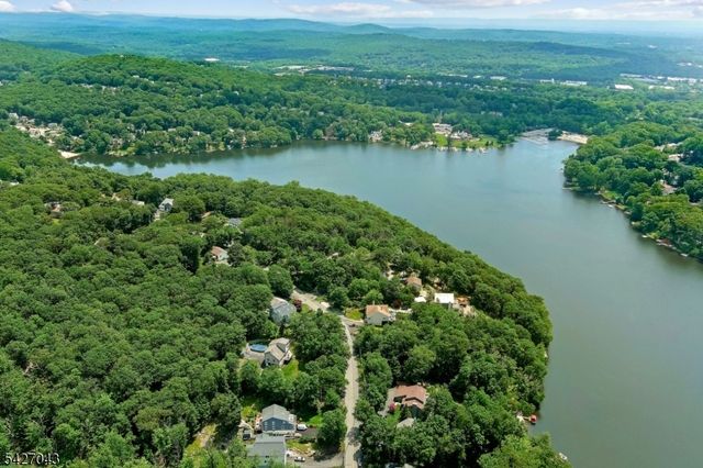 32 Hibernia Rd, Rockaway Twp., NJ 07866