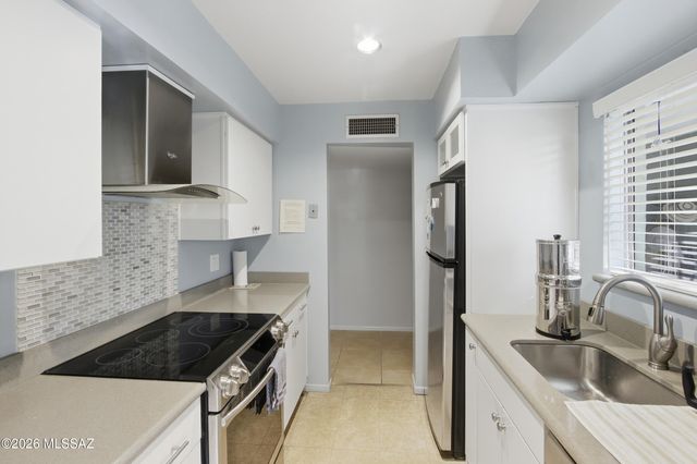 600 E River Rd Apt W, Tucson, AZ 85704