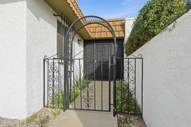 600 E River Rd Apt W, Tucson, AZ 85704