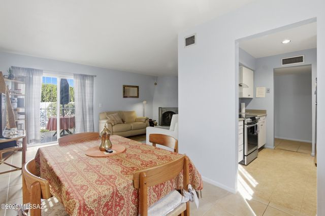 600 E River Rd Apt W, Tucson, AZ 85704