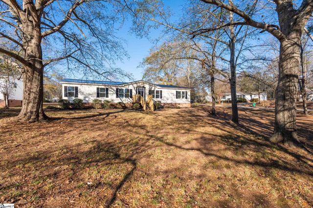 200 Country Walk Lane, Simpsonville, SC 29680