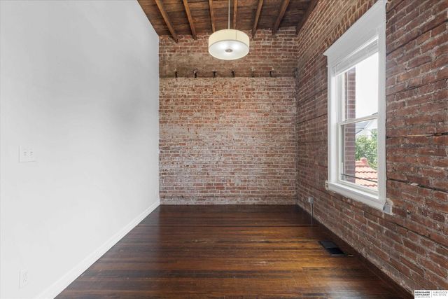 813 S 33rd Street, Omaha, NE 68105