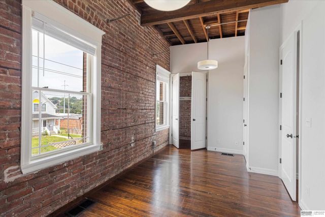 813 S 33rd Street, Omaha, NE 68105