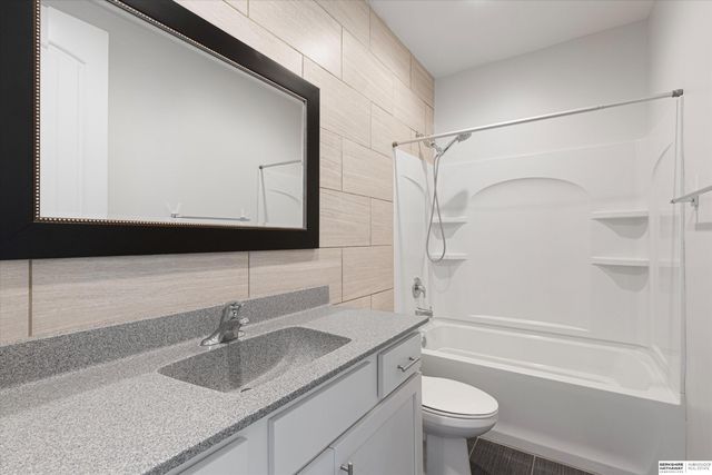 813 S 33rd Street, Omaha, NE 68105