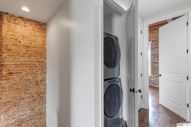 813 S 33rd Street, Omaha, NE 68105