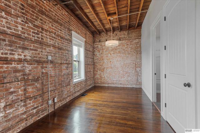 813 S 33rd Street, Omaha, NE 68105