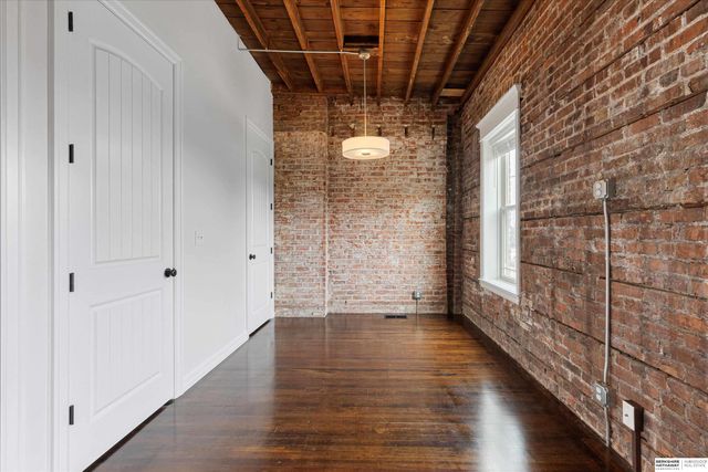 813 S 33rd Street, Omaha, NE 68105