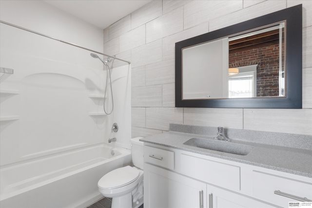 813 S 33rd Street, Omaha, NE 68105