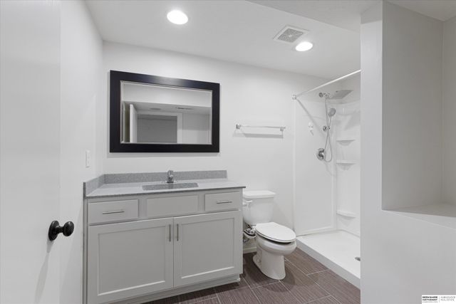 813 S 33rd Street, Omaha, NE 68105