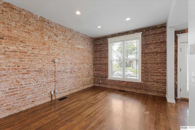 813 S 33rd Street, Omaha, NE 68105