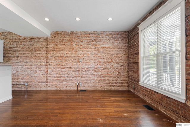 813 S 33rd Street, Omaha, NE 68105