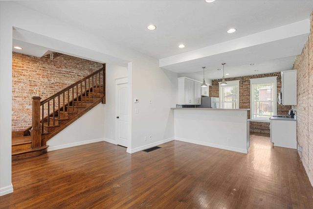 813 S 33rd Street, Omaha, NE 68105