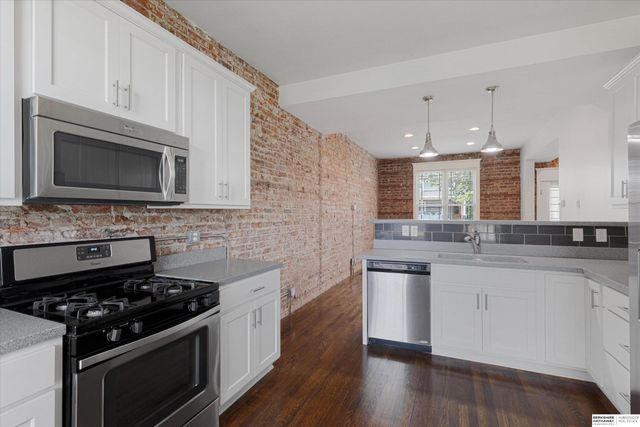 813 S 33rd Street, Omaha, NE 68105