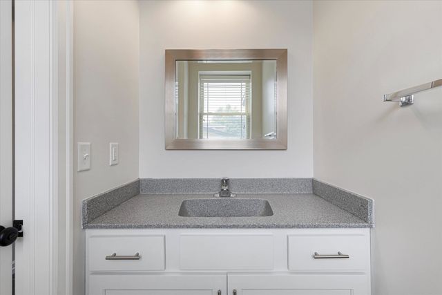 813 S 33rd Street, Omaha, NE 68105