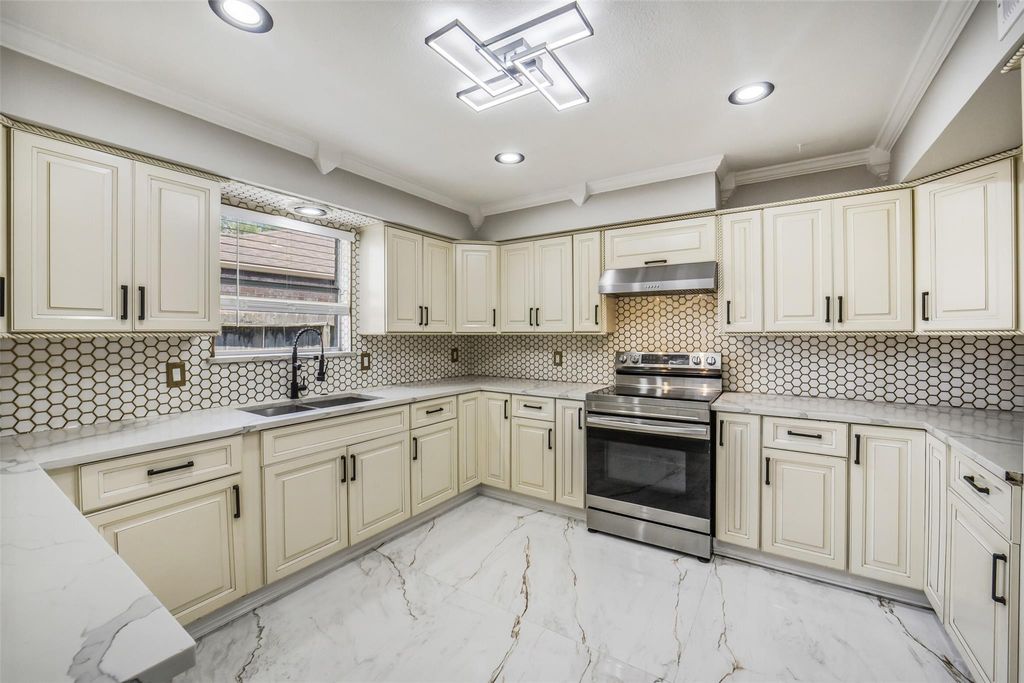 7834 Vickijohn Drive, Houston, TX 77071