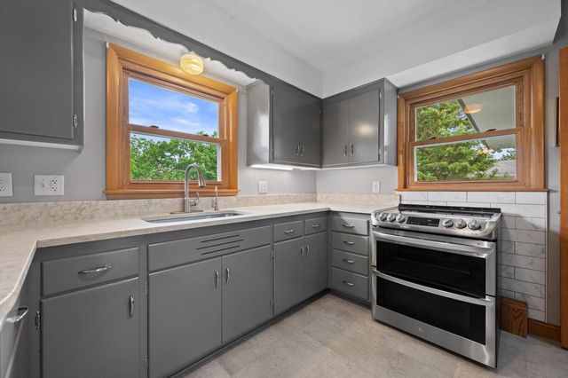 353 Tower COURT, Pewaukee, WI 53072