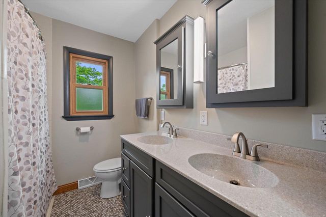 353 Tower COURT, Pewaukee, WI 53072