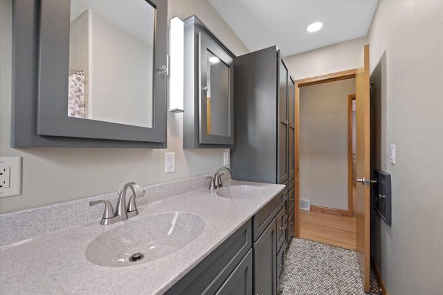 353 Tower COURT, Pewaukee, WI 53072