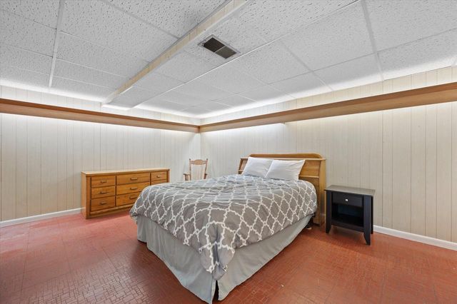 353 Tower COURT, Pewaukee, WI 53072