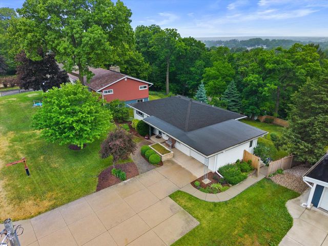 353 Tower COURT, Pewaukee, WI 53072