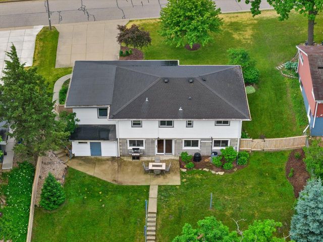 353 Tower COURT, Pewaukee, WI 53072